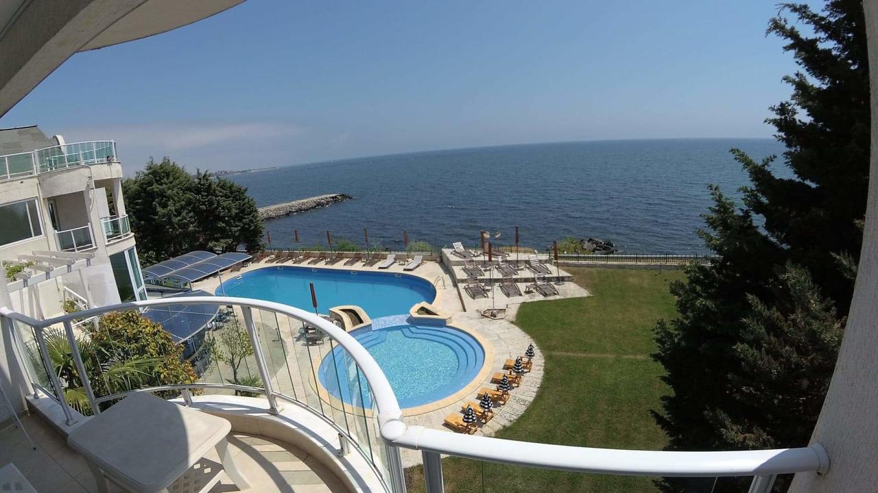 Peter Hotel Равда Экстерьер фото